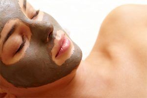 En tu rutina facial es fundamental aplicar los productos que necesita tu piel.